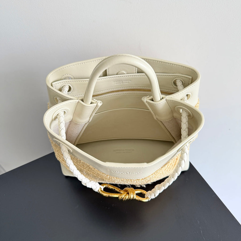 BOTTEGA VENETA 25S KLEIN ANDIAMO 25 AUS ELFENBEINfarbenem KALBSLEDER UND BAST