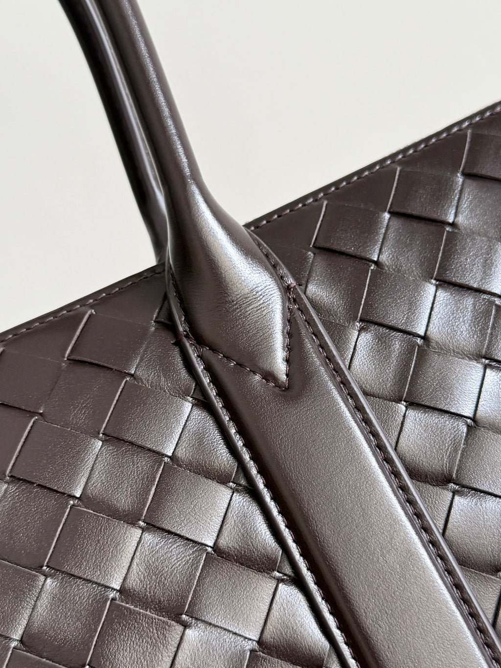 BOTTEGA VENETA 25S ANDIAMO LARGE INTRECCIATO 39 IN DARK BROWN CALFSKIN