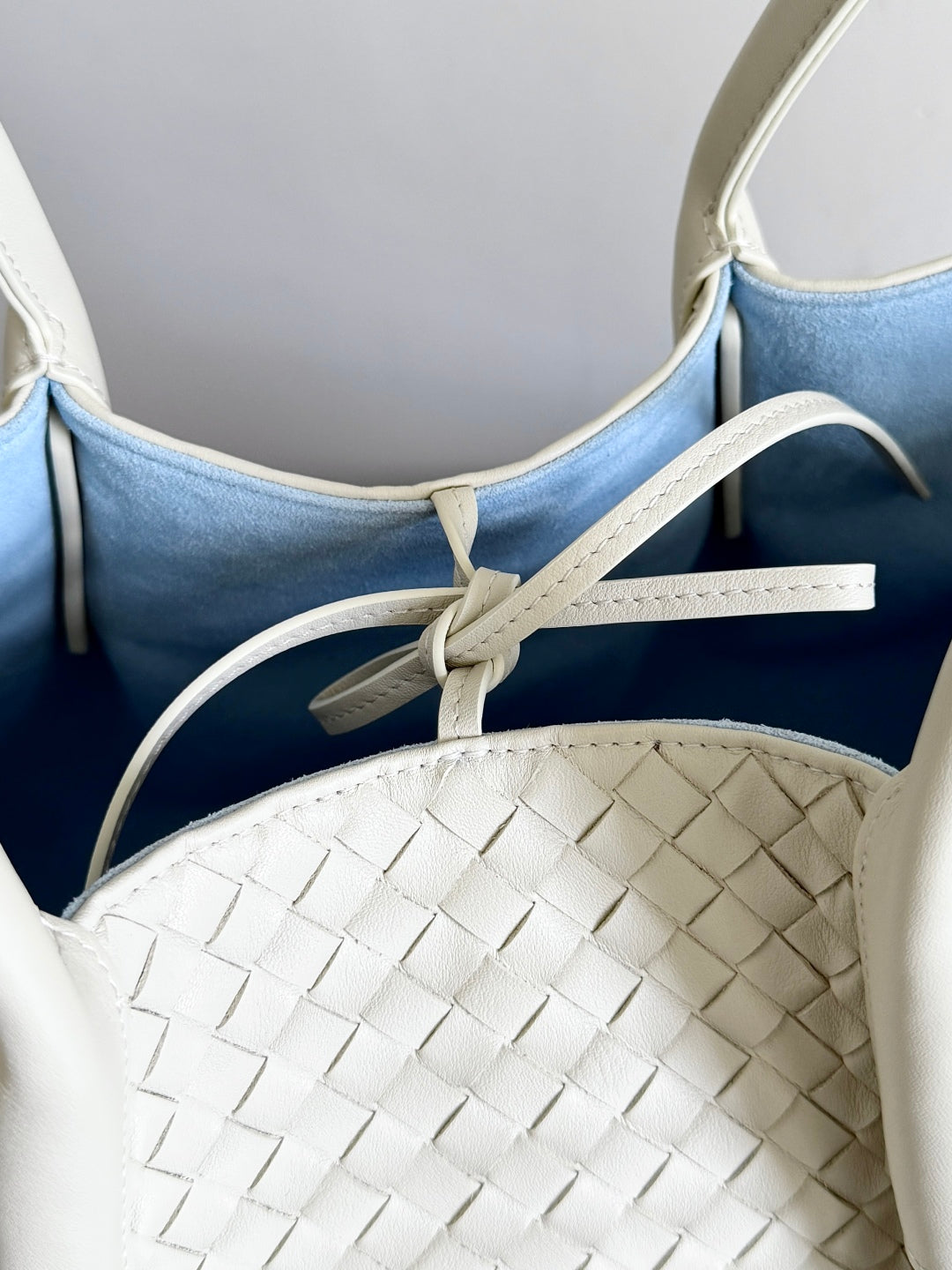 BOTTEGA VENETA 25S PINACOTECA BAG 43 IN IVORY CALFSKIN