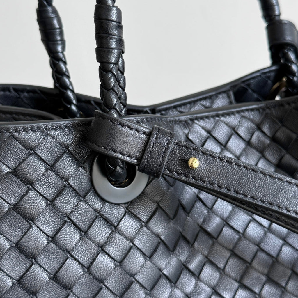 BOTTEGA VENETA 25S BASKET BAG 31 IN BLACK CALFSKIN GOLD HARDWARE