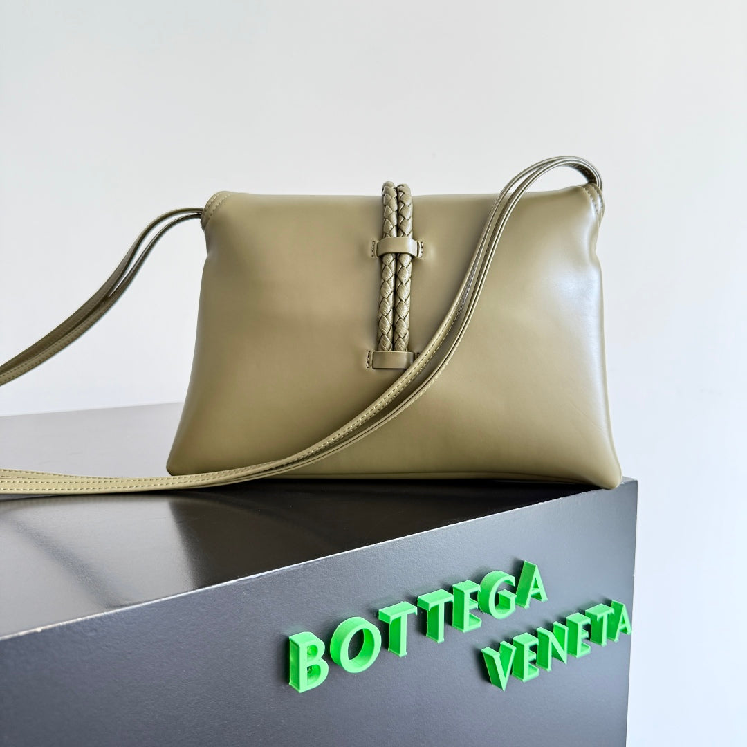 BOTTEGA VENETA 25S MEDIUM LIBERTA BAG 27 IN OLIVE GREEN CALFSKIN GOLD HARDWARE