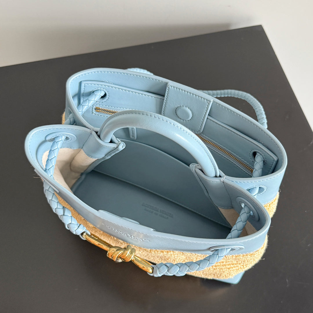 BOTTEGA VENETA 25S SMALL ANDIAMO 25 IN LIGHT BLUE CALFSKIN AND RAFFIA