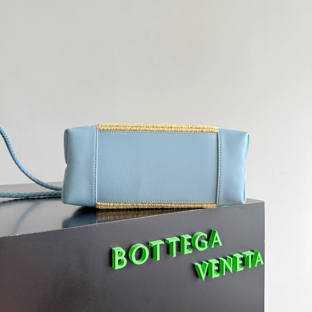 BOTTEGA VENETA 25S SMALL ANDIAMO 25 IN LIGHT BLUE CALFSKIN AND RAFFIA