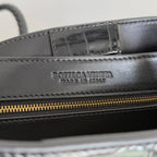 BOTTEGA VENETA 25S MEDIUM ANDIAMO 32 IN ELFENBEINSCHWARZEM KALBSLEDER UND CANVAS