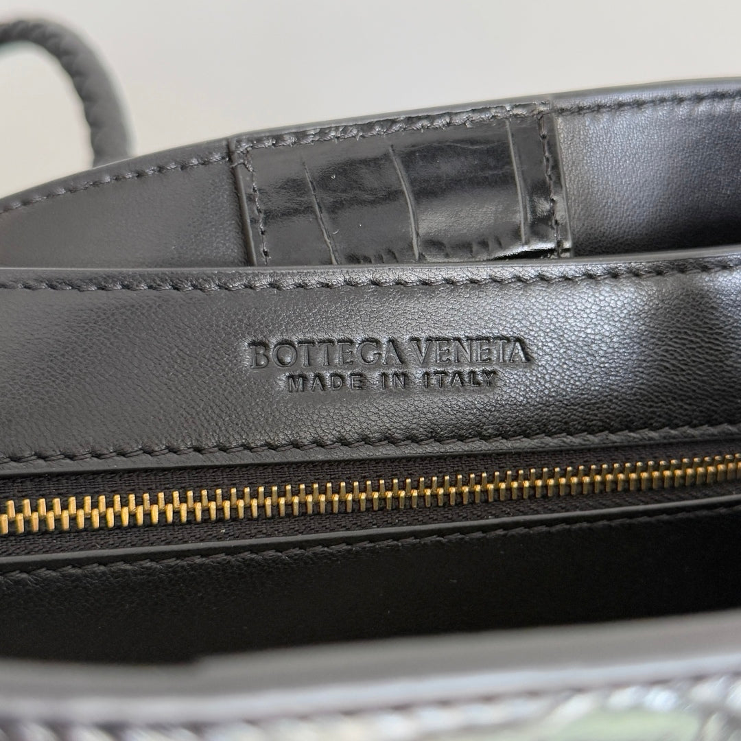 BOTTEGA VENETA 25S MEDIUM ANDIAMO 32 IN ELFENBEINSCHWARZEM KALBSLEDER UND CANVAS