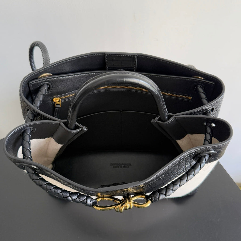 BOTTEGA VENETA 25S MEDIUM ANDIAMO 32 IN ELFENBEINSCHWARZEM KALBSLEDER UND CANVAS