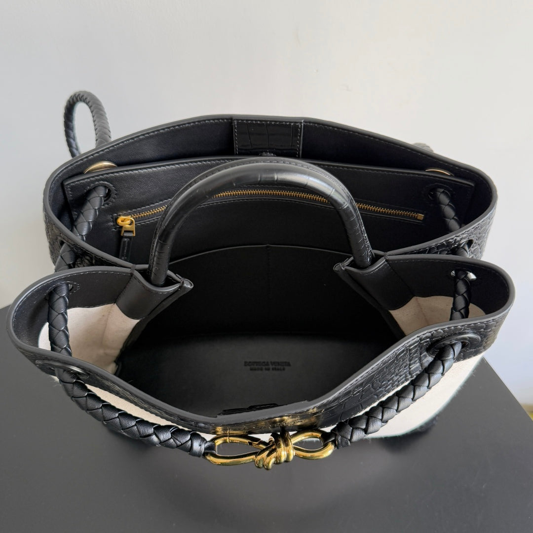 BOTTEGA VENETA 25S MEDIUM ANDIAMO 32 IN IVORY BLACK CALFSKIN AND CANVAS