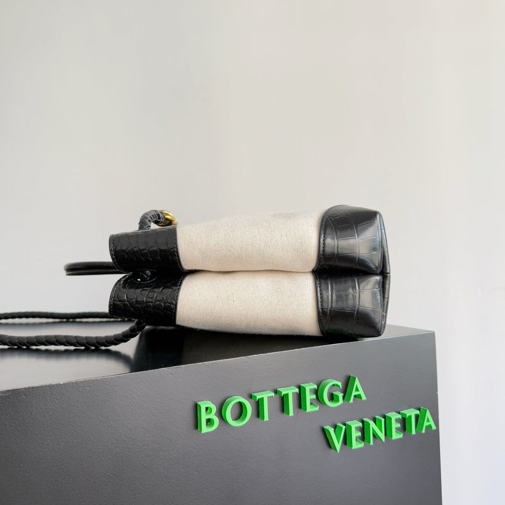 BOTTEGA VENETA 25S MEDIUM ANDIAMO 32 IN ELFENBEINSCHWARZEM KALBSLEDER UND CANVAS