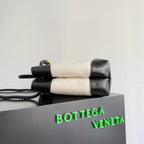 BOTTEGA VENETA 25S MEDIUM ANDIAMO 32 IN ELFENBEINSCHWARZEM KALBSLEDER UND CANVAS