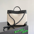 BOTTEGA VENETA 25S MEDIUM ANDIAMO 32 IN ELFENBEINSCHWARZEM KALBSLEDER UND CANVAS