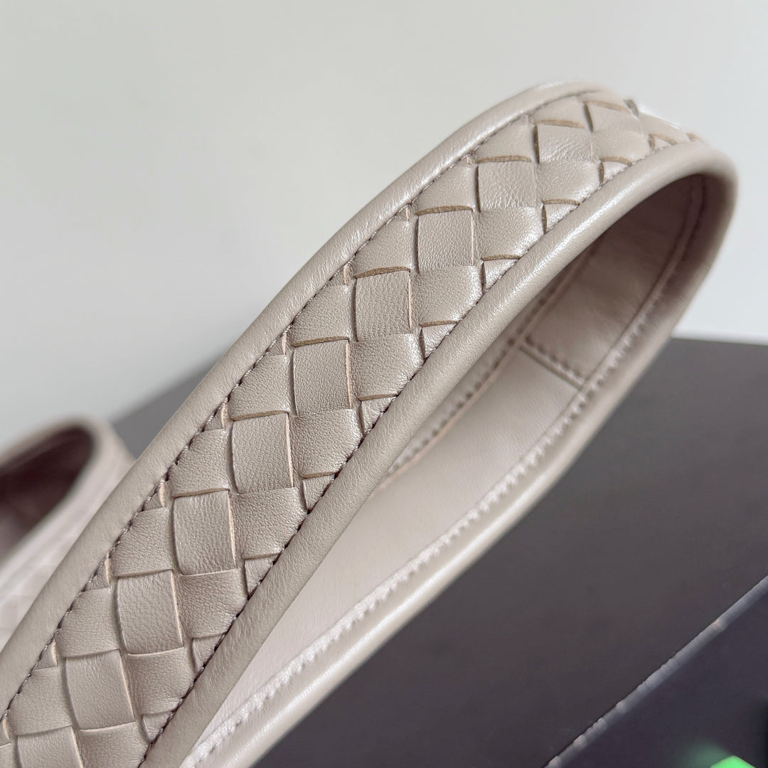 BOTTEGA VENETA 25S VENETO TASCHE 27 IN WARMES TAUPE-KALBLEDER SILBERNE BESCHLÄGE