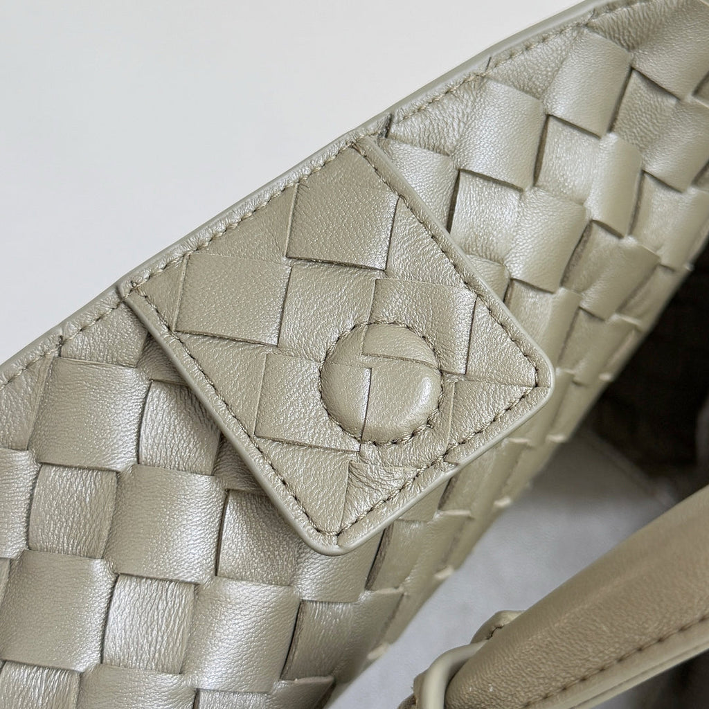 BOTTEGA VENETA 25S MEDIUM ANDIAMO 32 IN OLIVE GREEN CALFSKIN GOLD HARDWARE