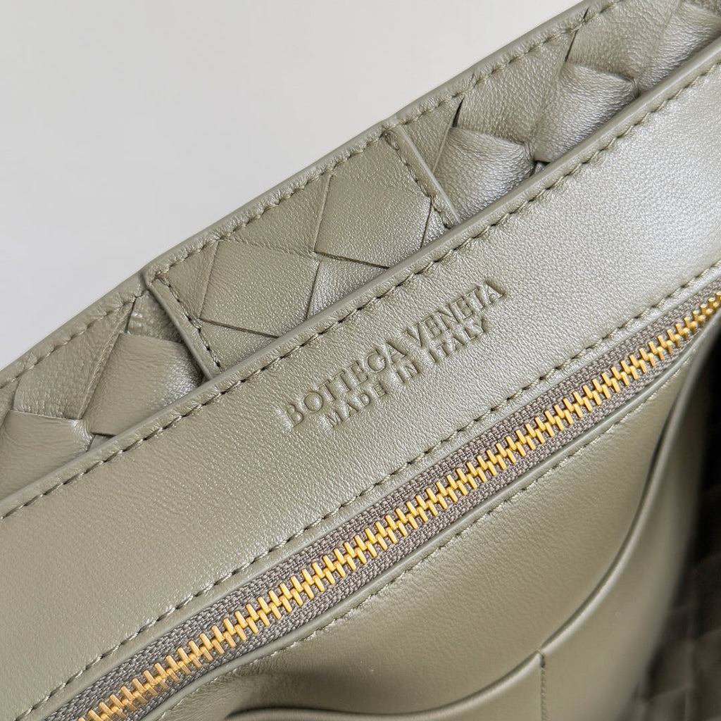 BOTTEGA VENETA 25S MEDIUM ANDIAMO 32 IN OLIVE GREEN CALFSKIN GOLD HARDWARE