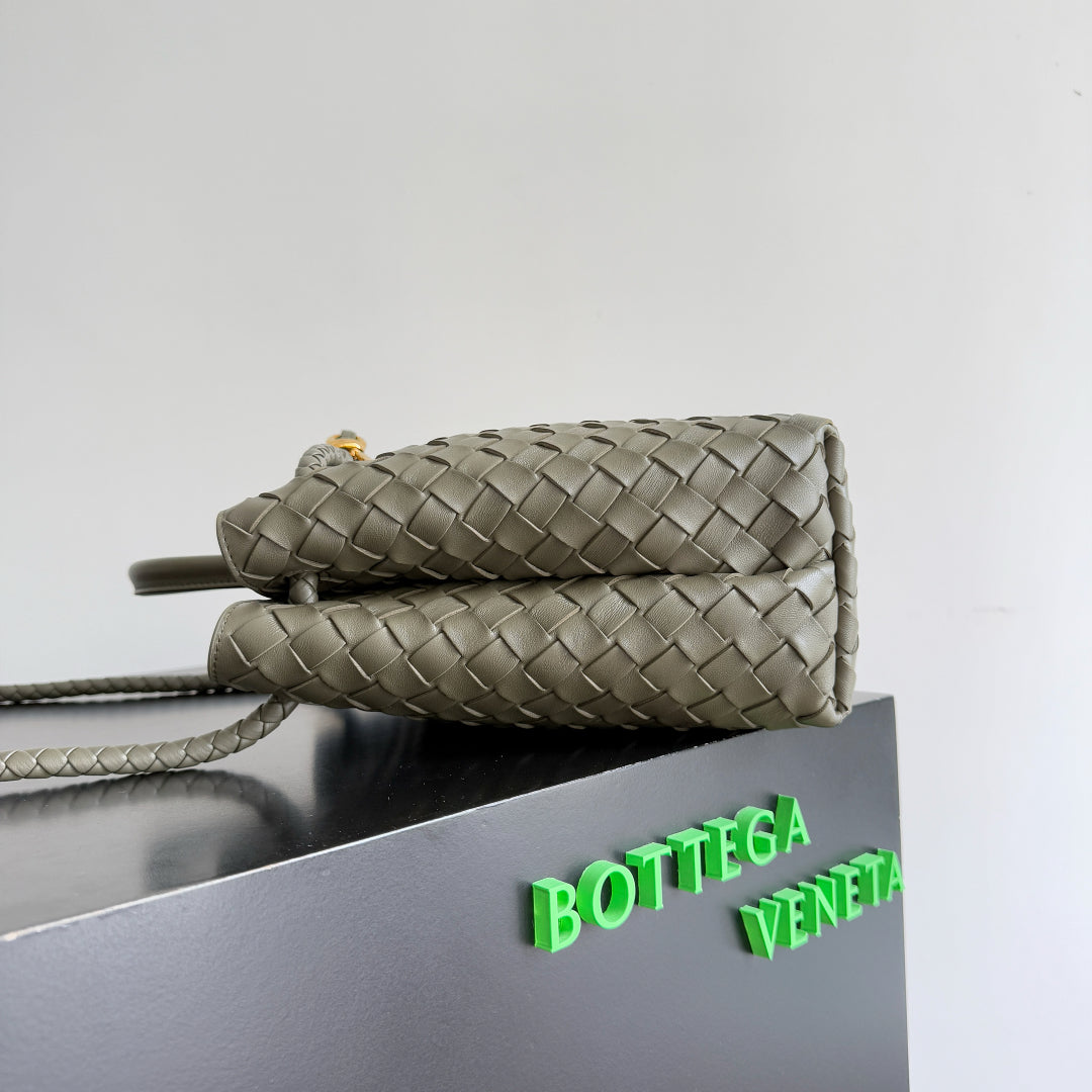 BOTTEGA VENETA 25S MEDIUM ANDIAMO 32 IN OLIVE GREEN CALFSKIN GOLD HARDWARE