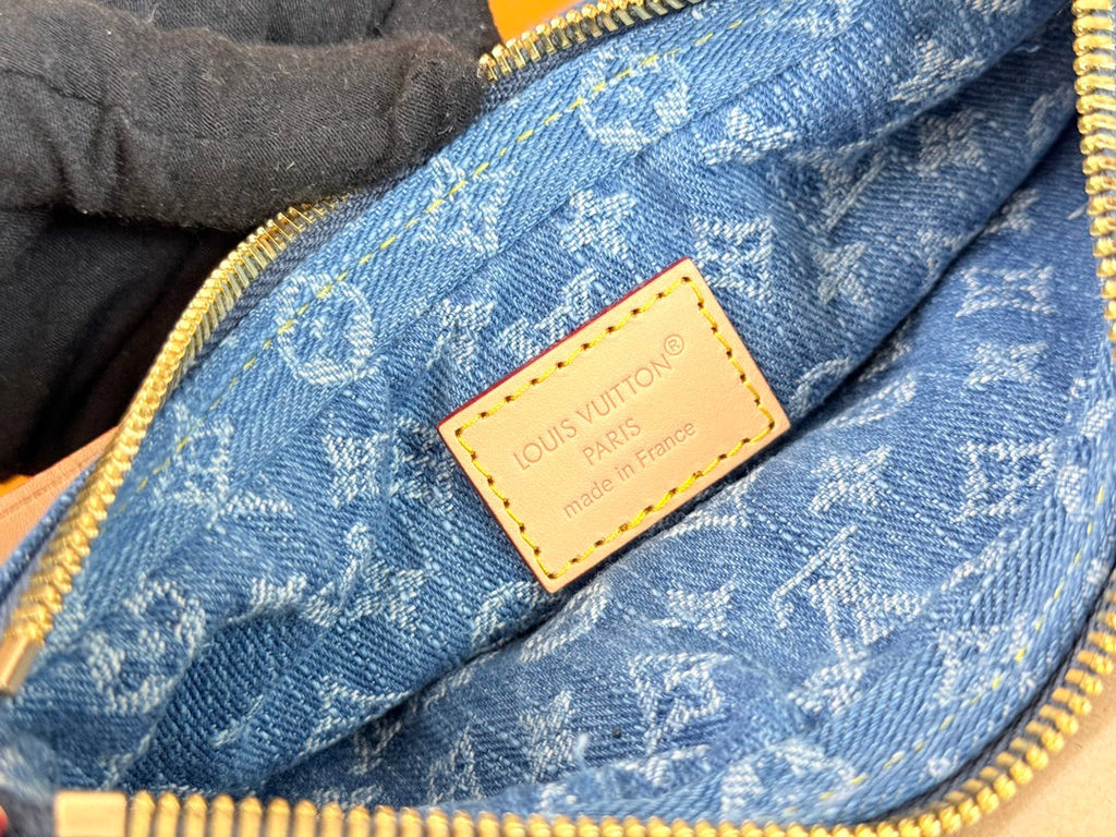 LV 25S Pochette Valley 21 in blauem Denim, Monogram-Lederbesatz, goldene Beschläge