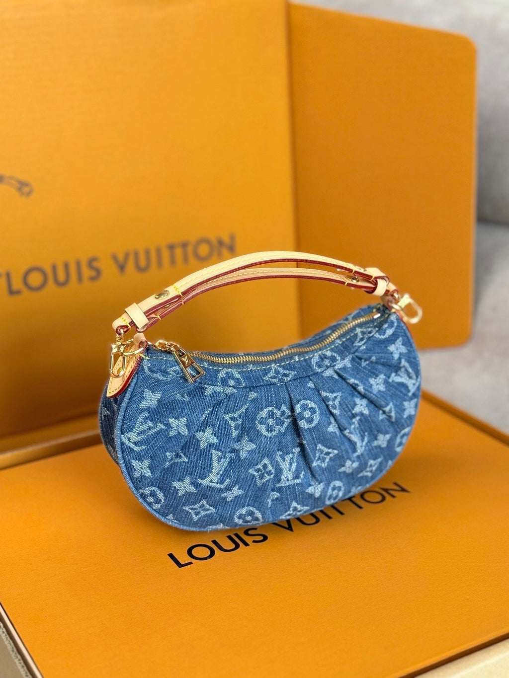 LV 25S Pochette Valley 21 in blauem Denim, Monogram-Lederbesatz, goldene Beschläge