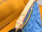 LV 25S Pochette Valley 21 in blauem Denim, Monogram-Lederbesatz, goldene Beschläge