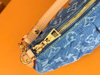 LV 25S Pochette Valley 21 in blauem Denim, Monogram-Lederbesatz, goldene Beschläge
