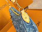 LV 25S Pochette Valley 21 in blauem Denim, Monogram-Lederbesatz, goldene Beschläge
