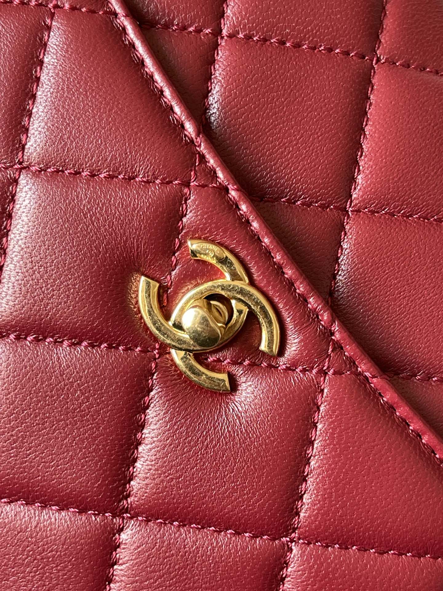 CAMERA BAG 24 IN RED QUILTED LAMBSKIN DOUBLE C GOLD COIN