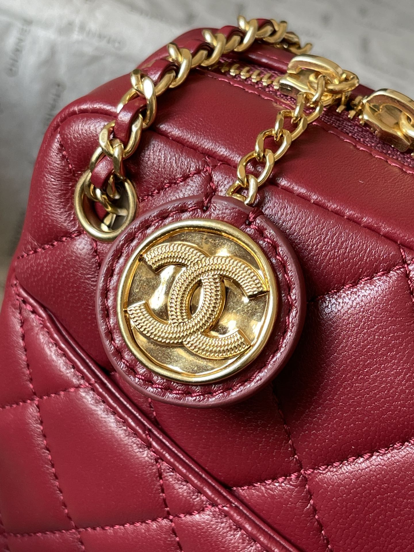 CAMERA BAG 24 IN RED QUILTED LAMBSKIN DOUBLE C GOLD COIN