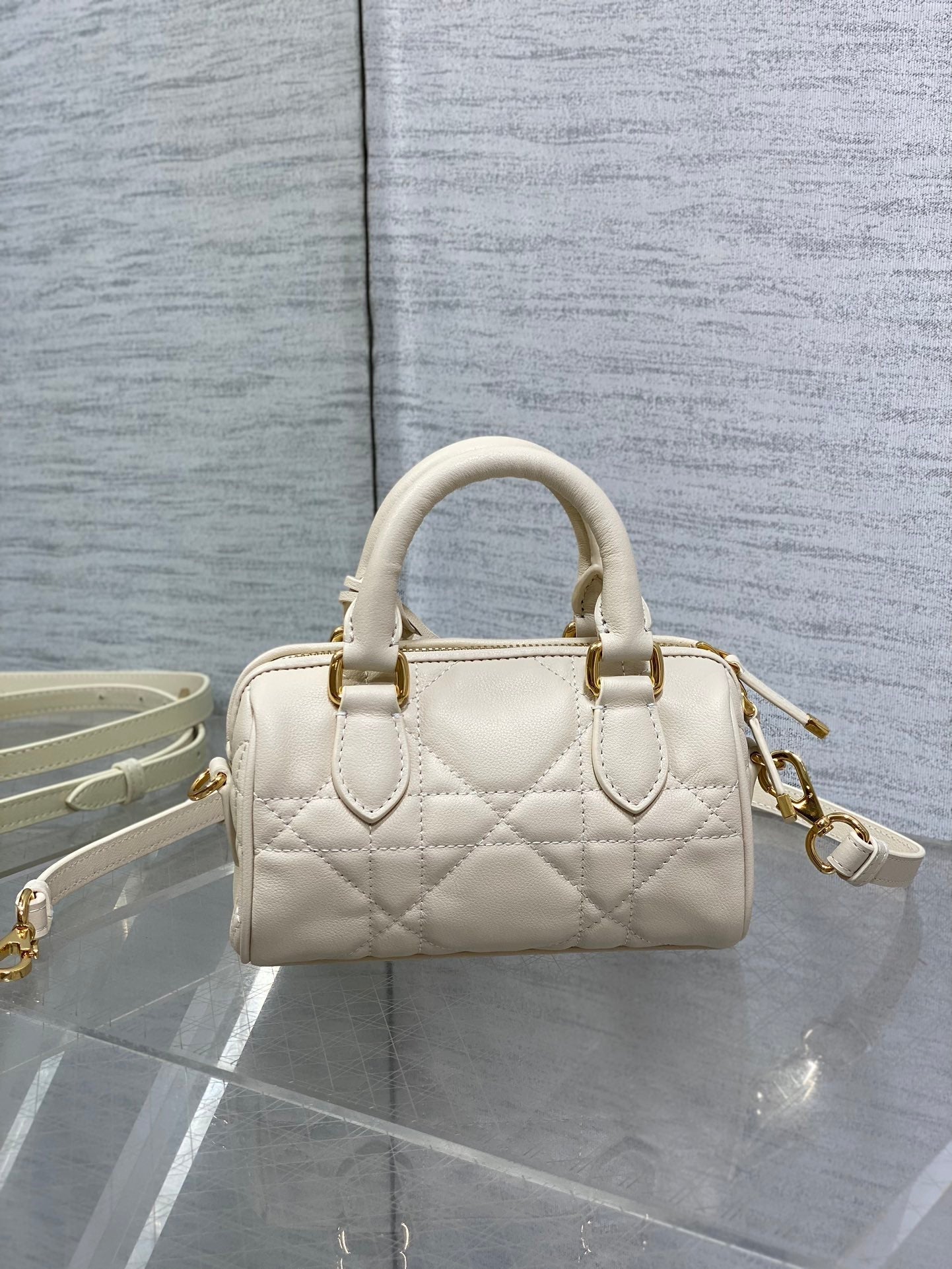 GROOVE MINI 17-TASCHE IN WEISS-CREME-LAMMLEDER