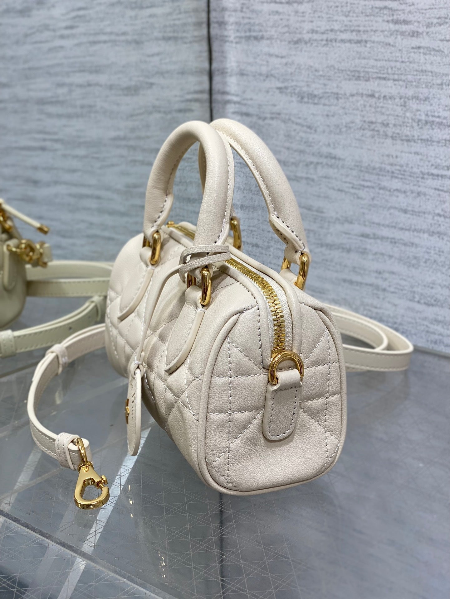 GROOVE MINI 17-TASCHE IN WEISS-CREME-LAMMLEDER
