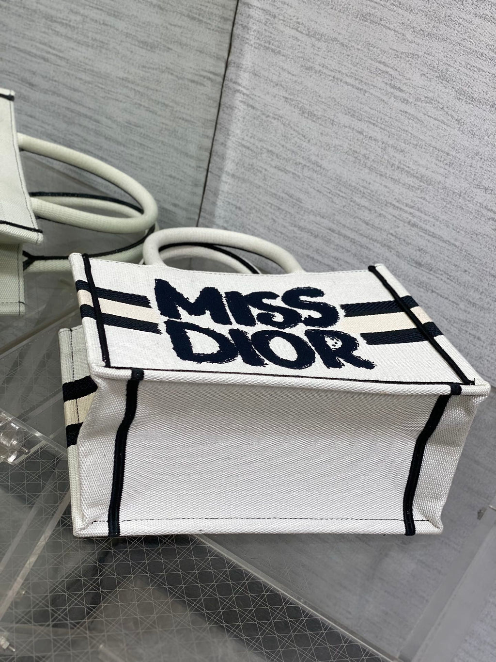 BOOK TOTE 26 IN WHITE MIX BLACK CANVAS 226503