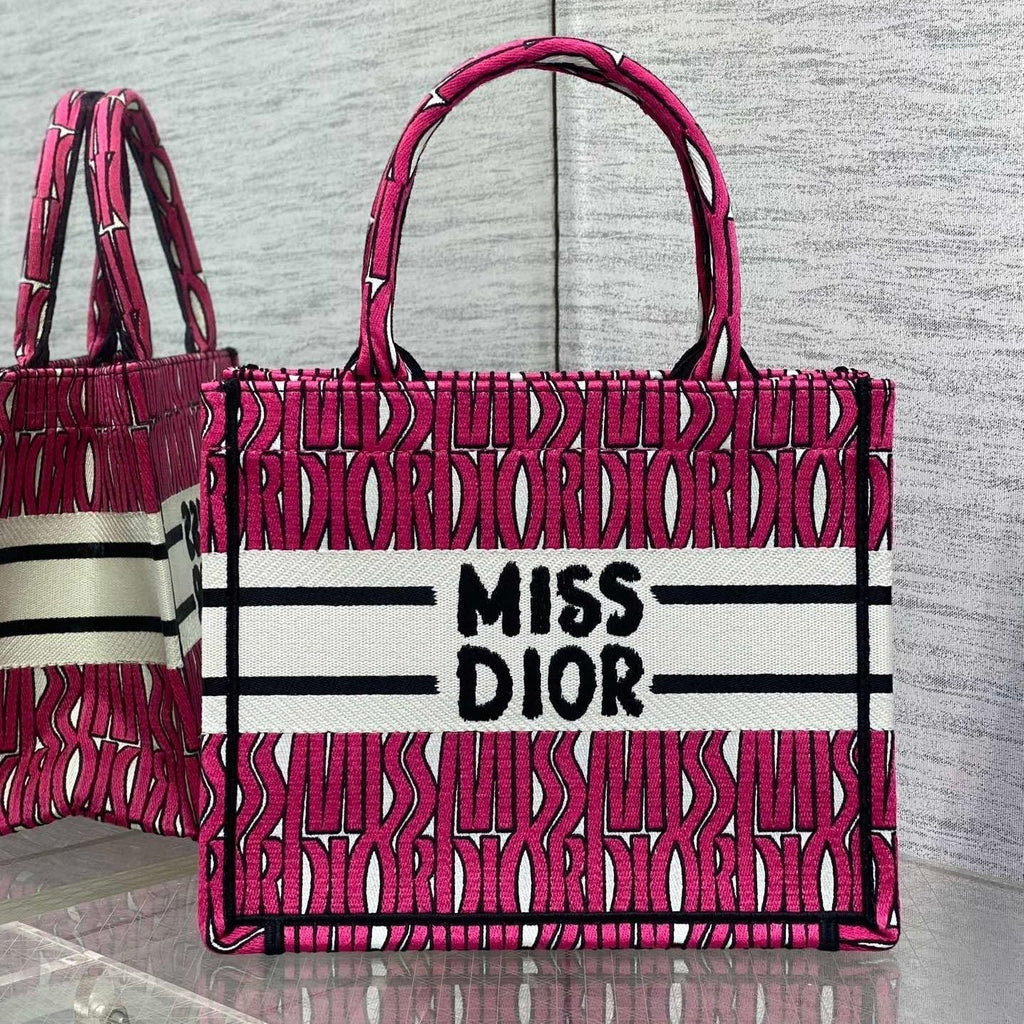 MISS TOTE 26 IN MAGENTA-LILA CANVAS