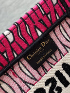 MISS TOTE 26 IN MAGENTA-LILA CANVAS