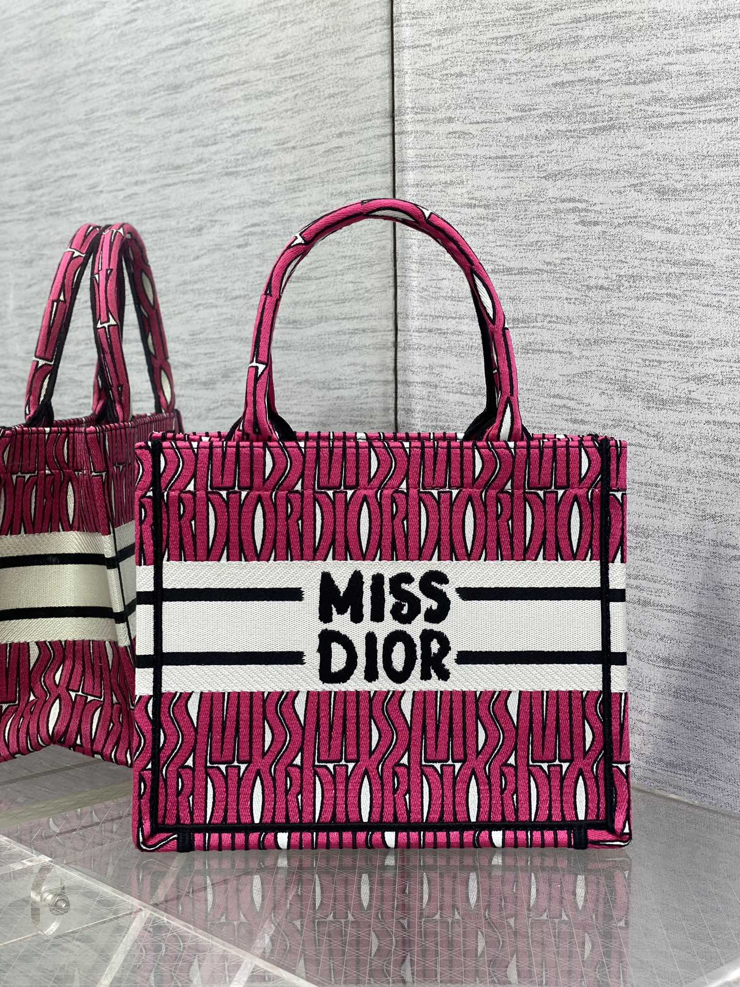 MISS TOTE 26 IN MAGENTA-LILA CANVAS