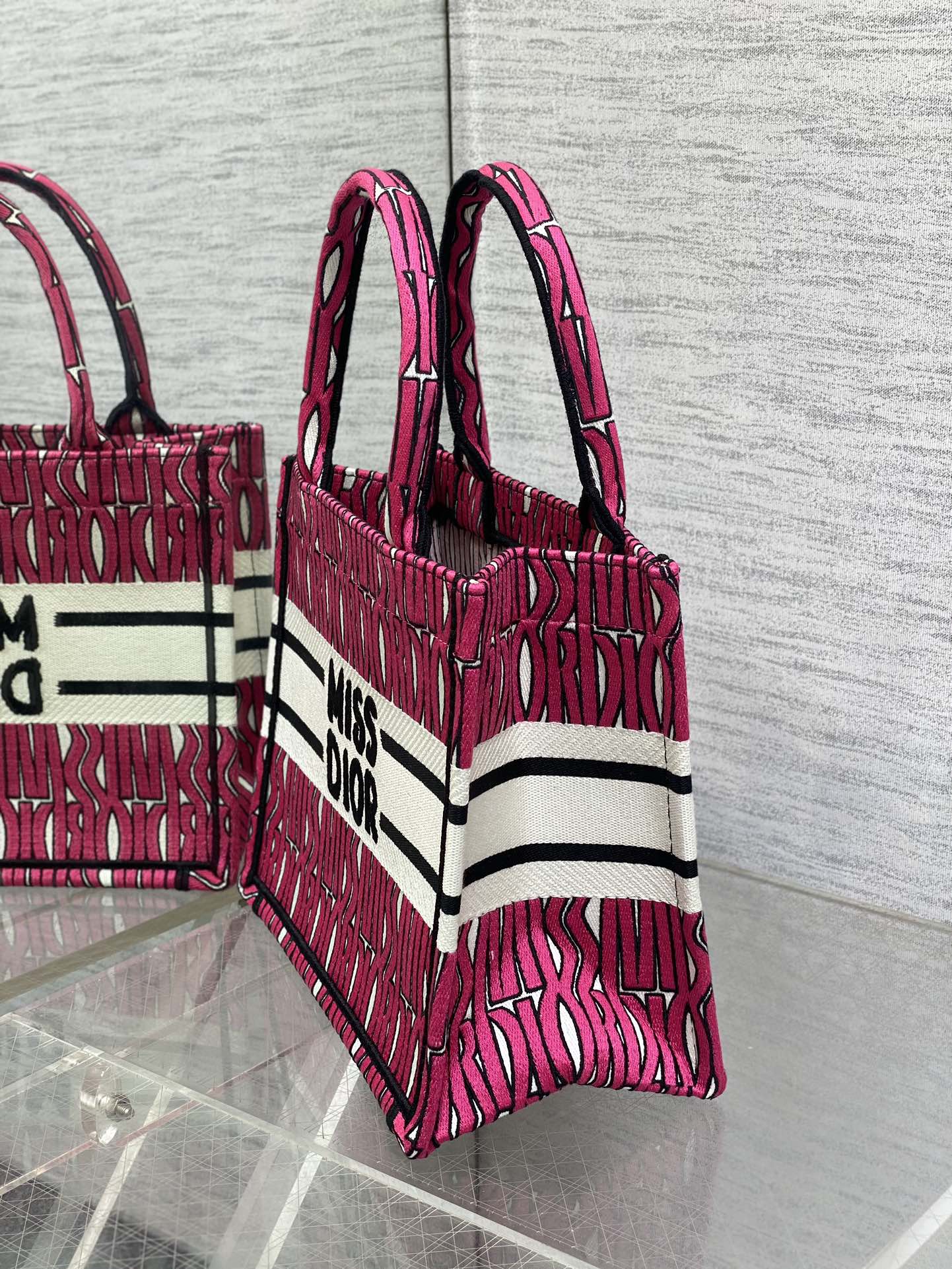 MISS TOTE 26 IN MAGENTA-LILA CANVAS