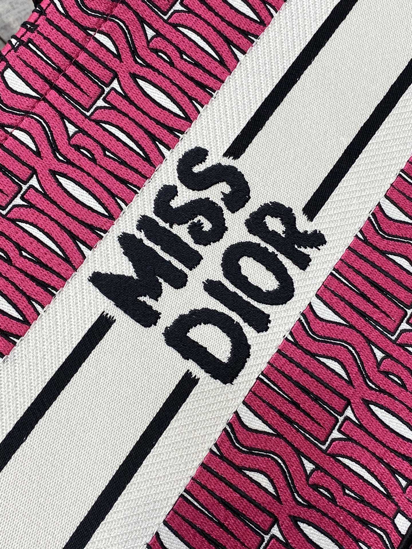 MISS TOTE 36 IN MAGENTA-LILA CANVAS