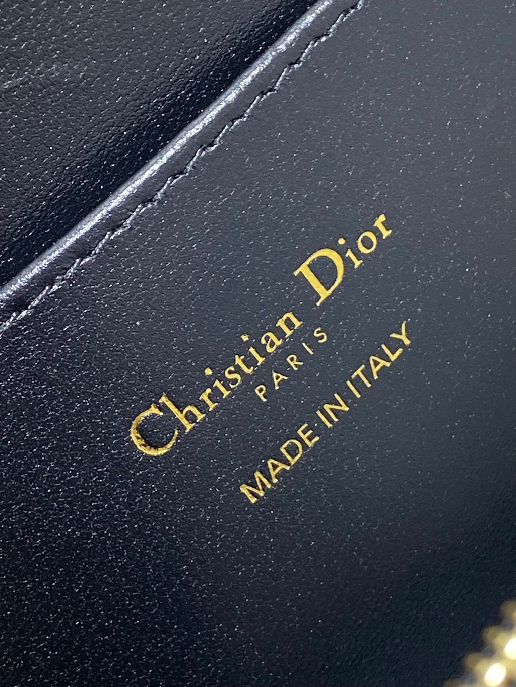 KLEINE 22-KLAPPENTASCHEN AUS SCHWARZ-WEISSEM LAMMLEDER MIT GOLDENEN BESCHLÄGEN