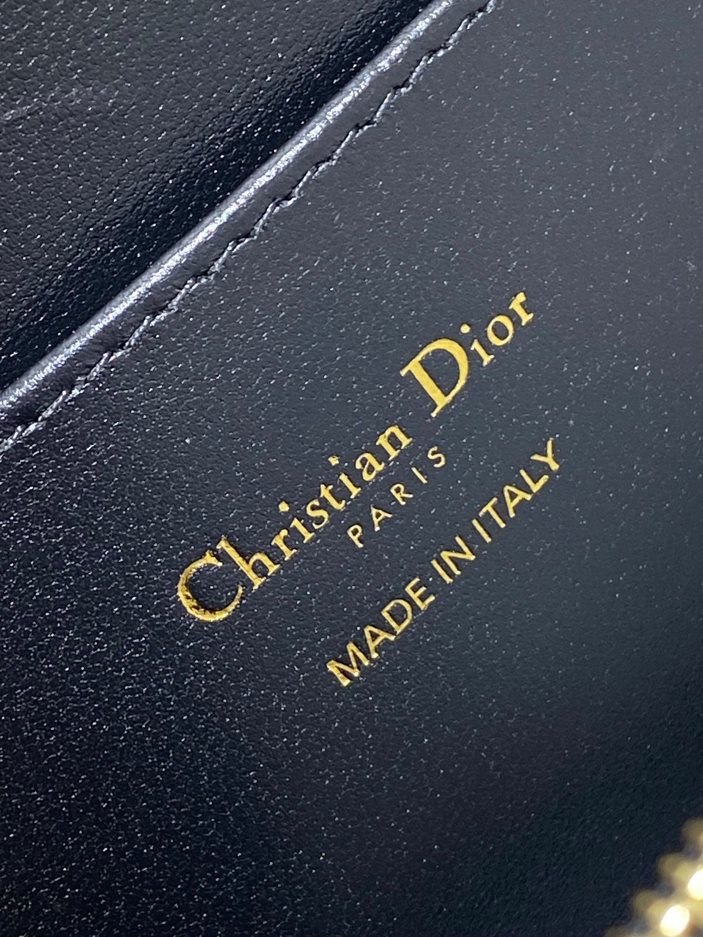 KLEINE 22-KLAPPENTASCHEN AUS SCHWARZ-WEISSEM LAMMLEDER MIT GOLDENEN BESCHLÄGEN