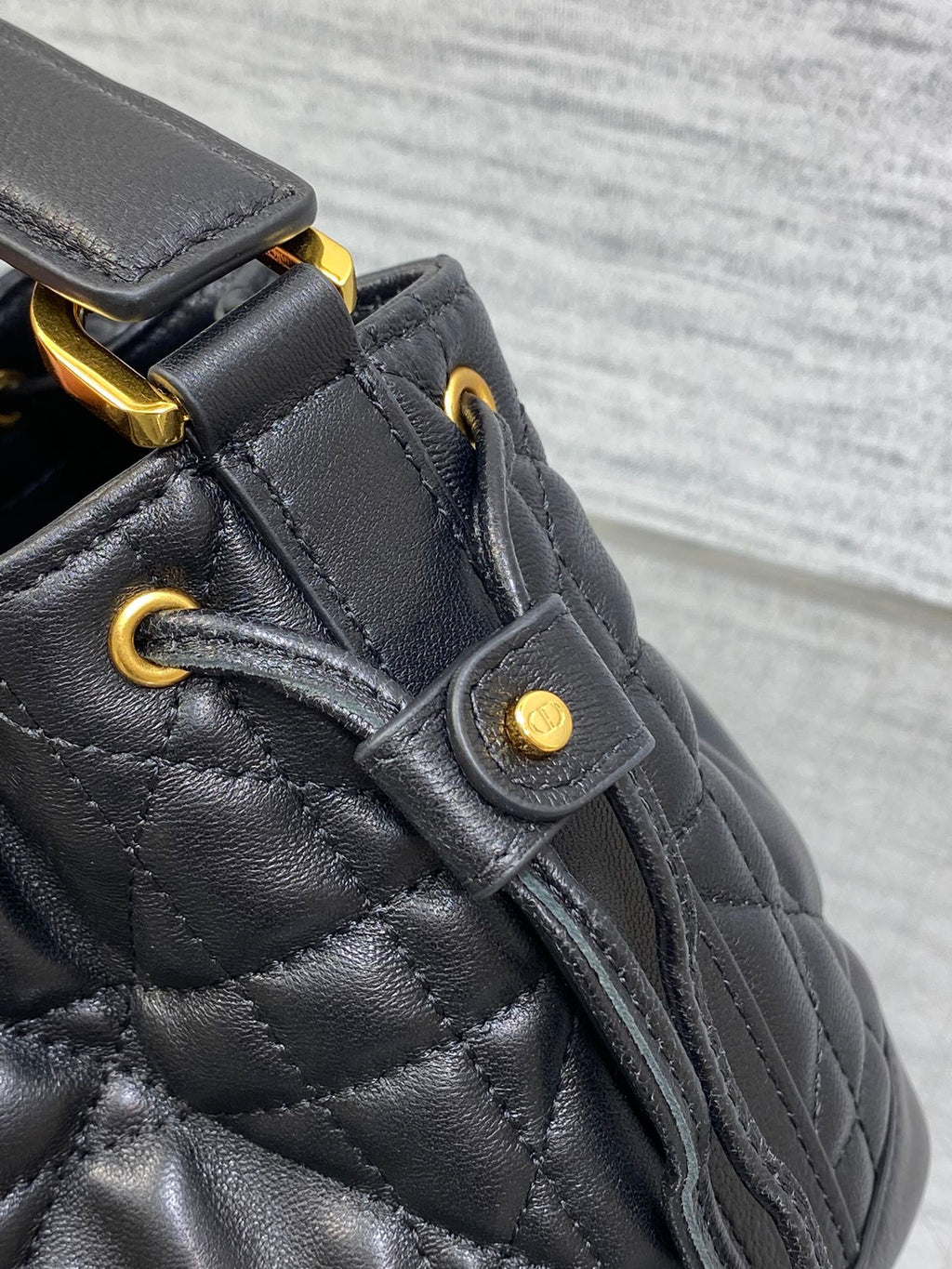 KLEINE 18 JOLIE BUCKET BAG SCHWARZ MAKROCANNAGE LAMMLEDER