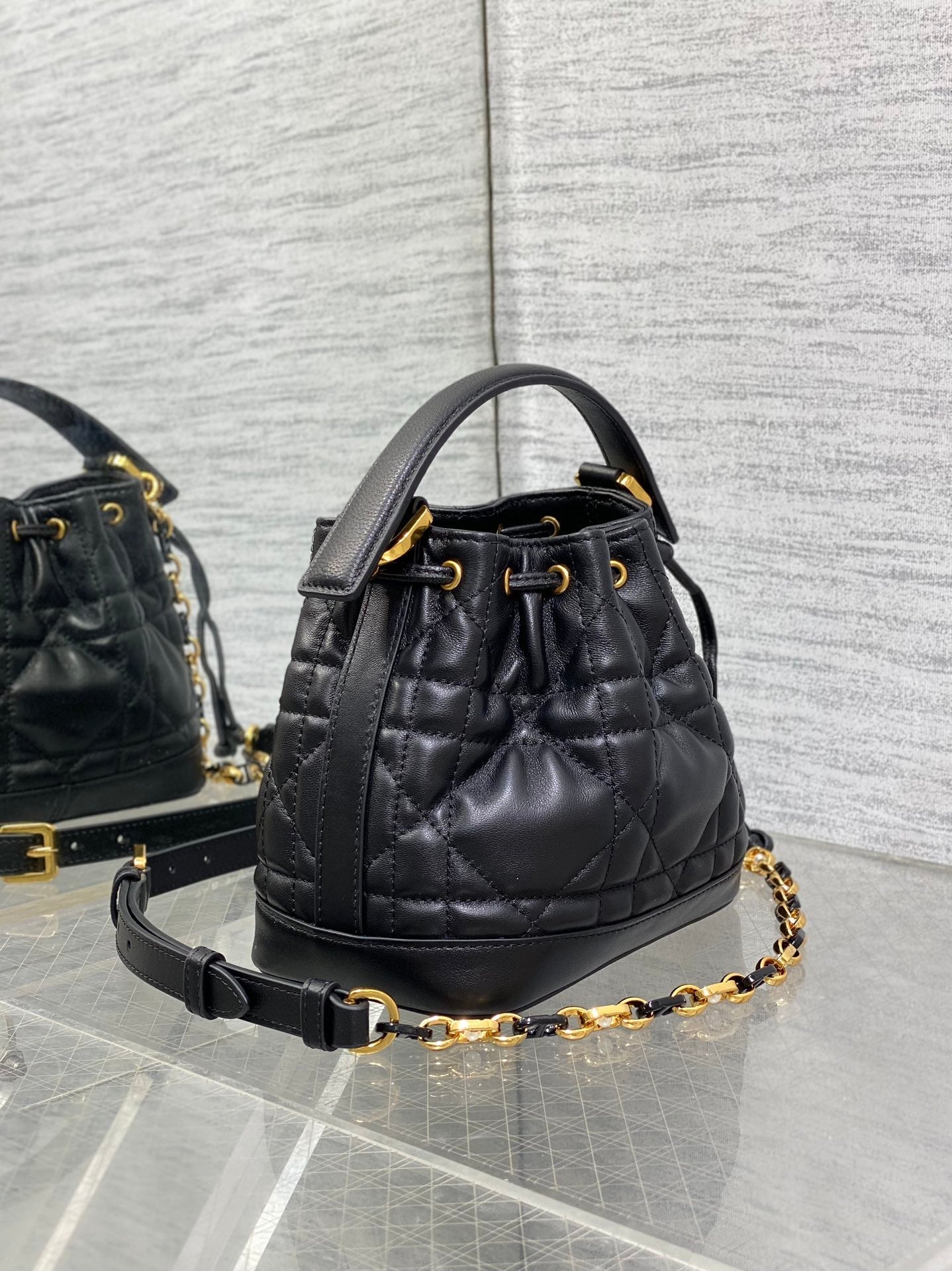 KLEINE 18 JOLIE BUCKET BAG SCHWARZ MAKROCANNAGE LAMMLEDER