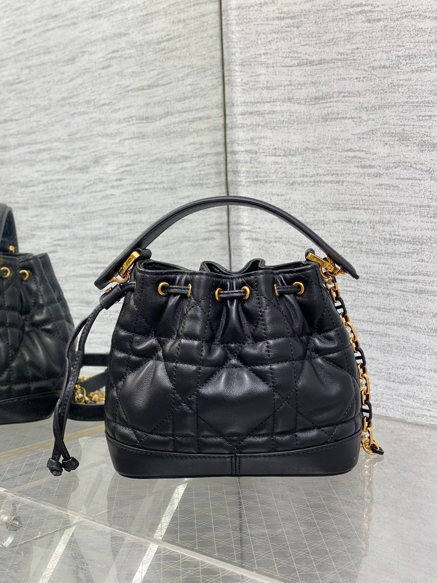 KLEINE 18 JOLIE BUCKET BAG SCHWARZ MAKROCANNAGE LAMMLEDER