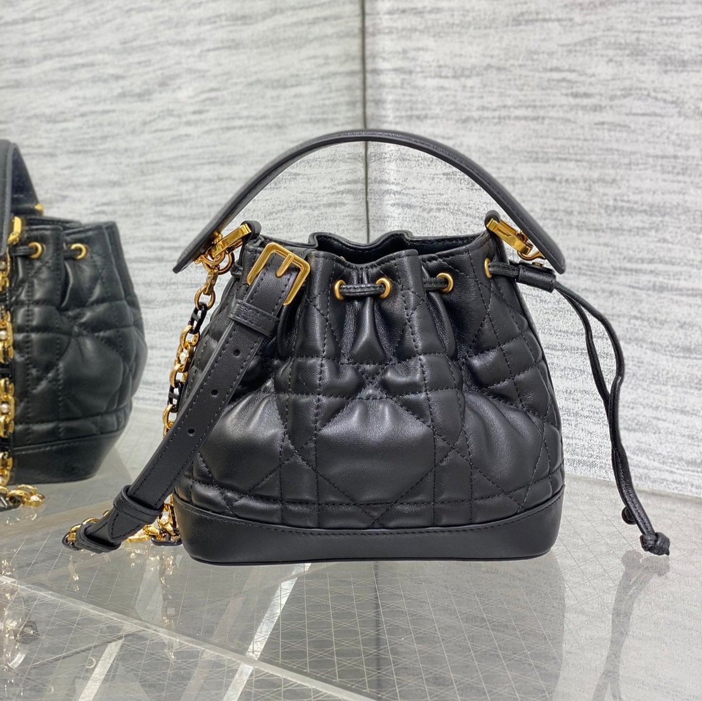 KLEINE 18 JOLIE BUCKET BAG SCHWARZ MAKROCANNAGE LAMMLEDER