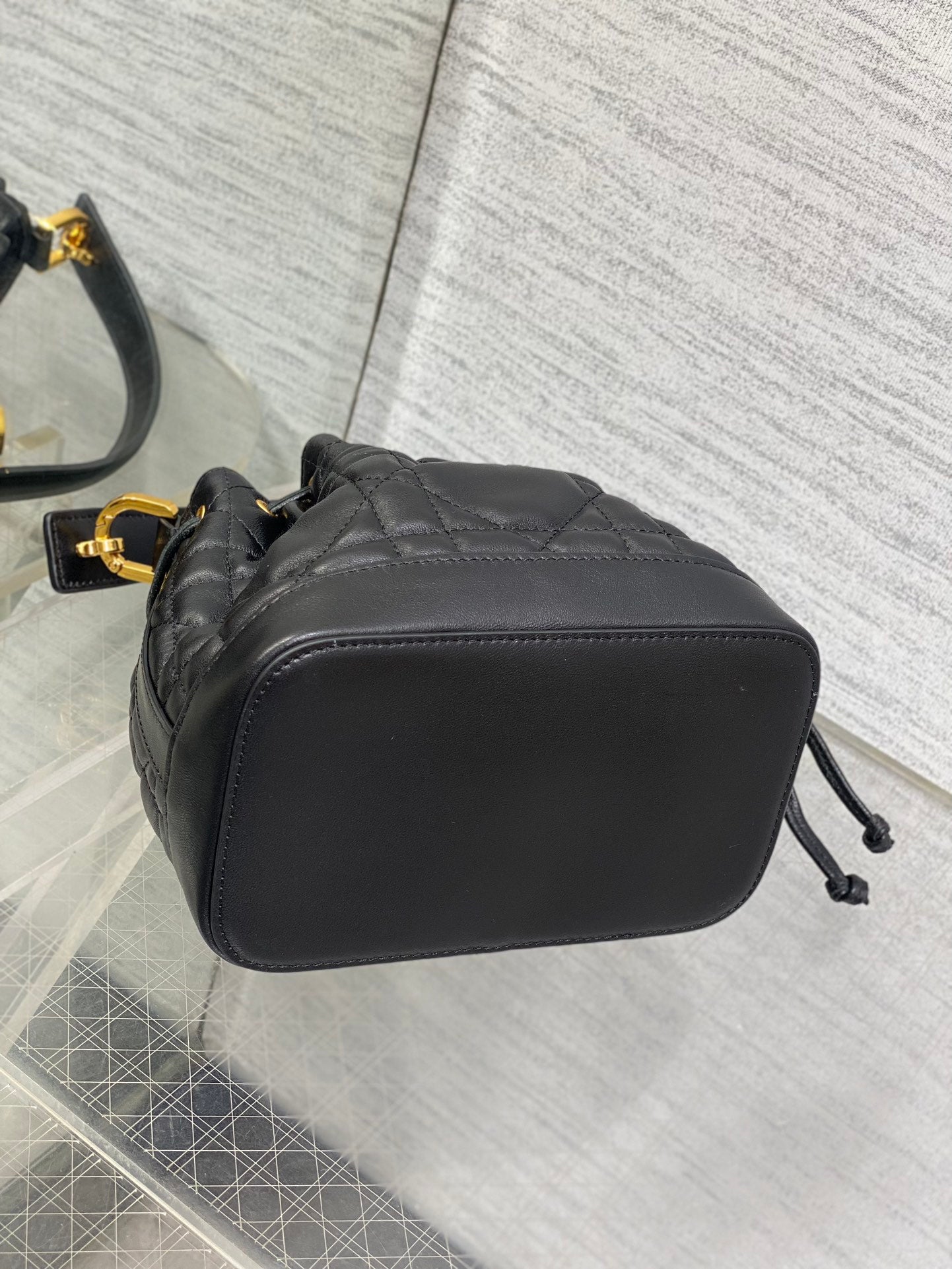 KLEINE 18 JOLIE BUCKET BAG SCHWARZ MAKROCANNAGE LAMMLEDER