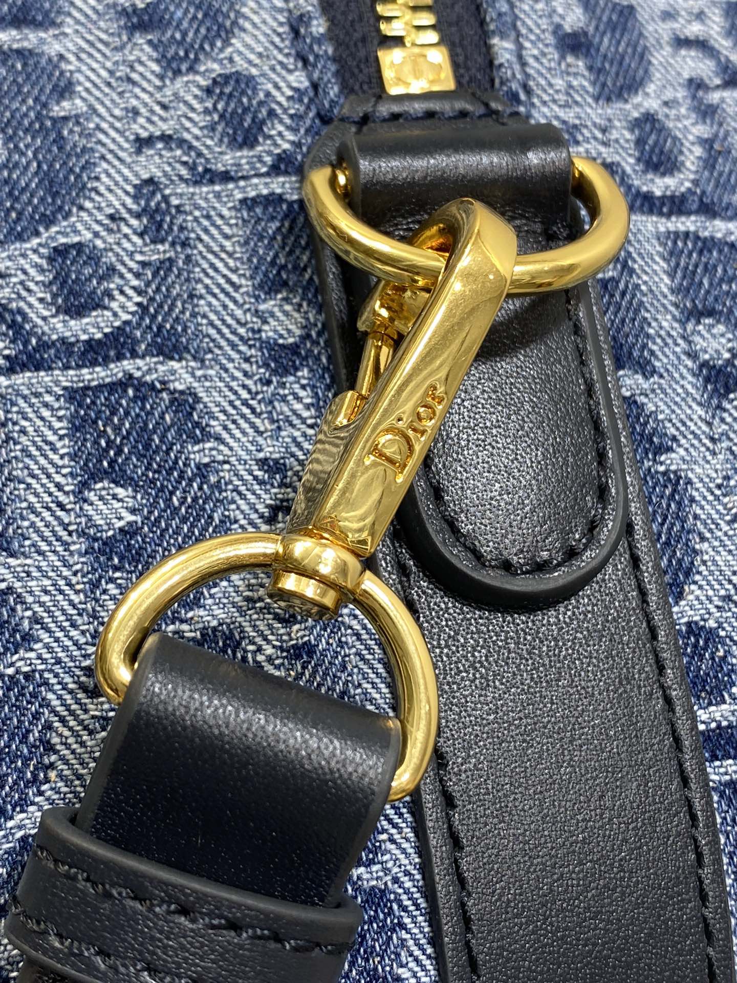 GROOVE 20 Tasche in Denimblau, schräges Monogramm-Jacquard