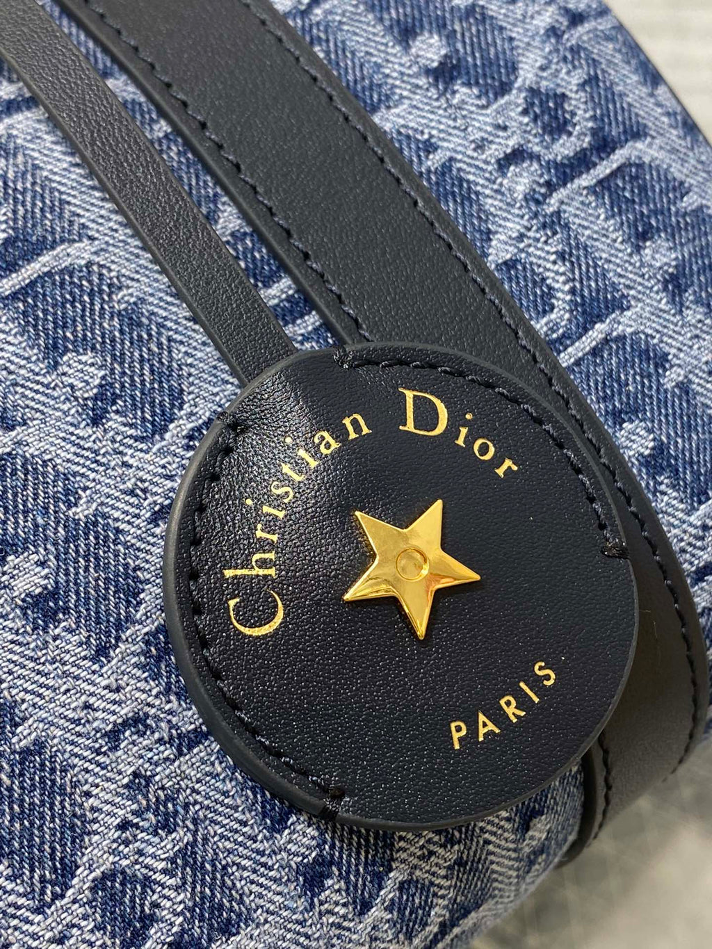 GROOVE 20 Tasche in Denimblau, schräges Monogramm-Jacquard