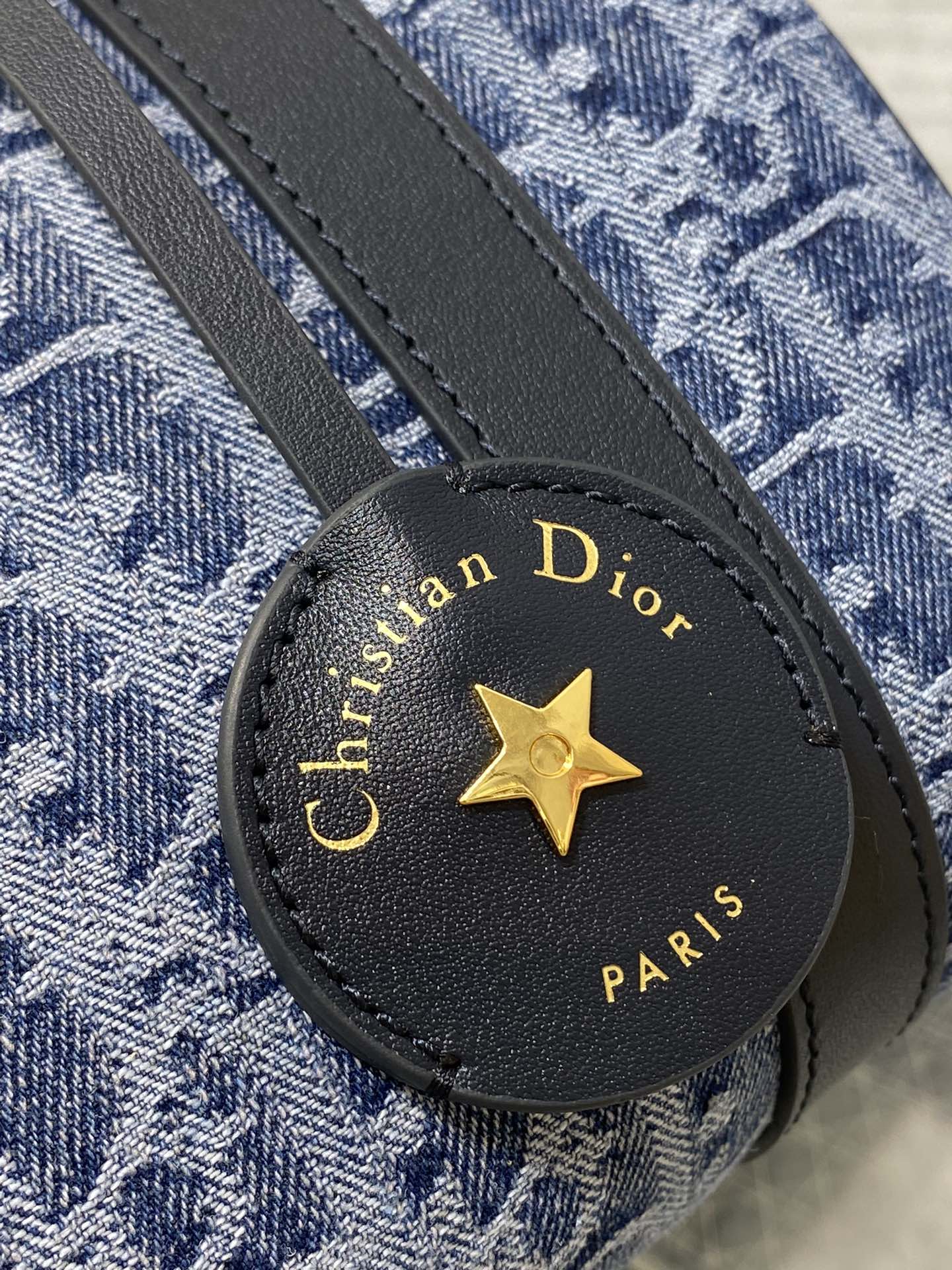 GROOVE 20 Tasche in Denimblau, schräges Monogramm-Jacquard