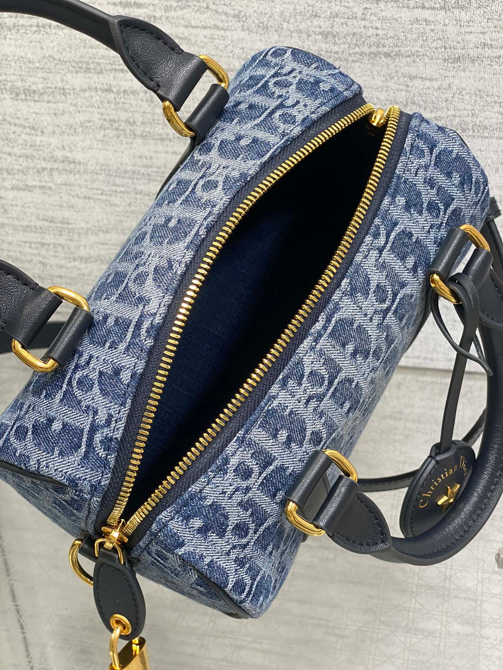 GROOVE 20 Tasche in Denimblau, schräges Monogramm-Jacquard