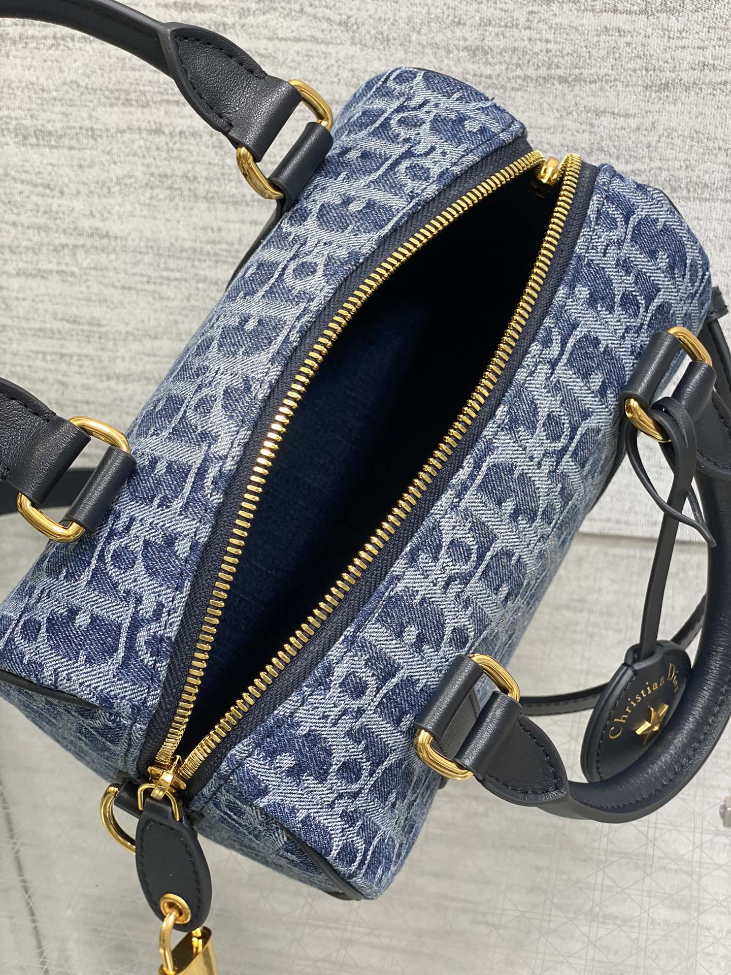 GROOVE 20 Tasche in Denimblau, schräges Monogramm-Jacquard
