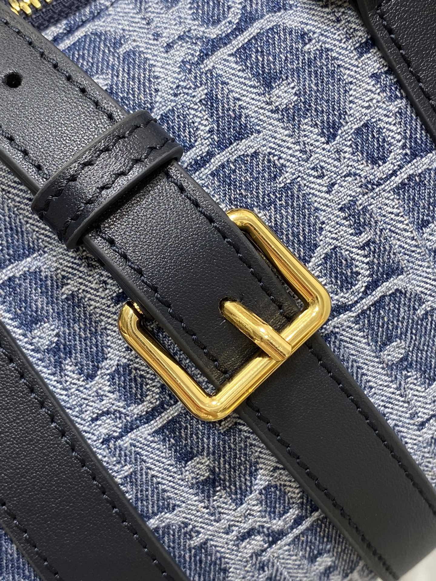 GROOVE 20 Tasche in Denimblau, schräges Monogramm-Jacquard