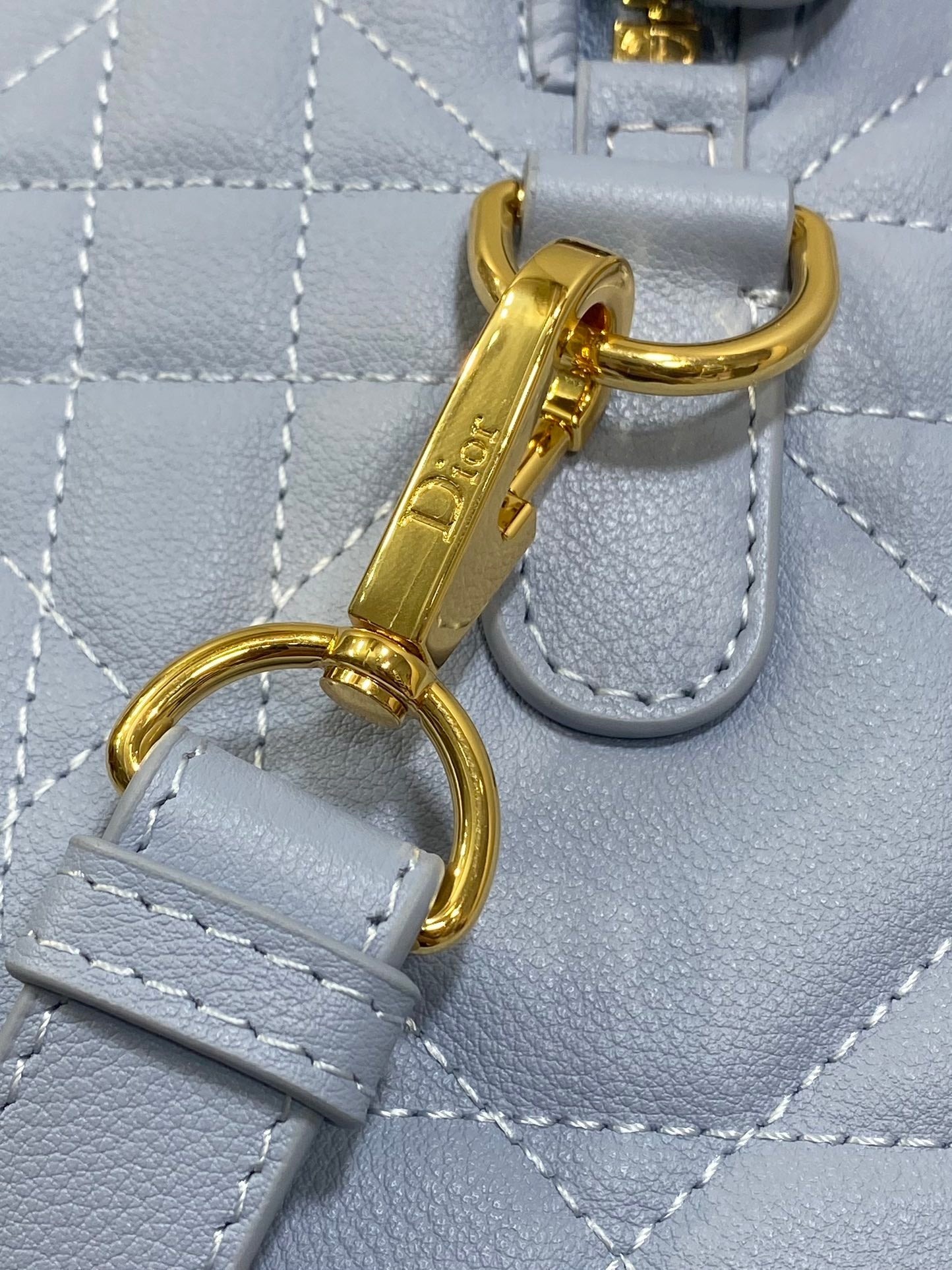 GROOVE 25 Tasche in hellblauem Lammleder