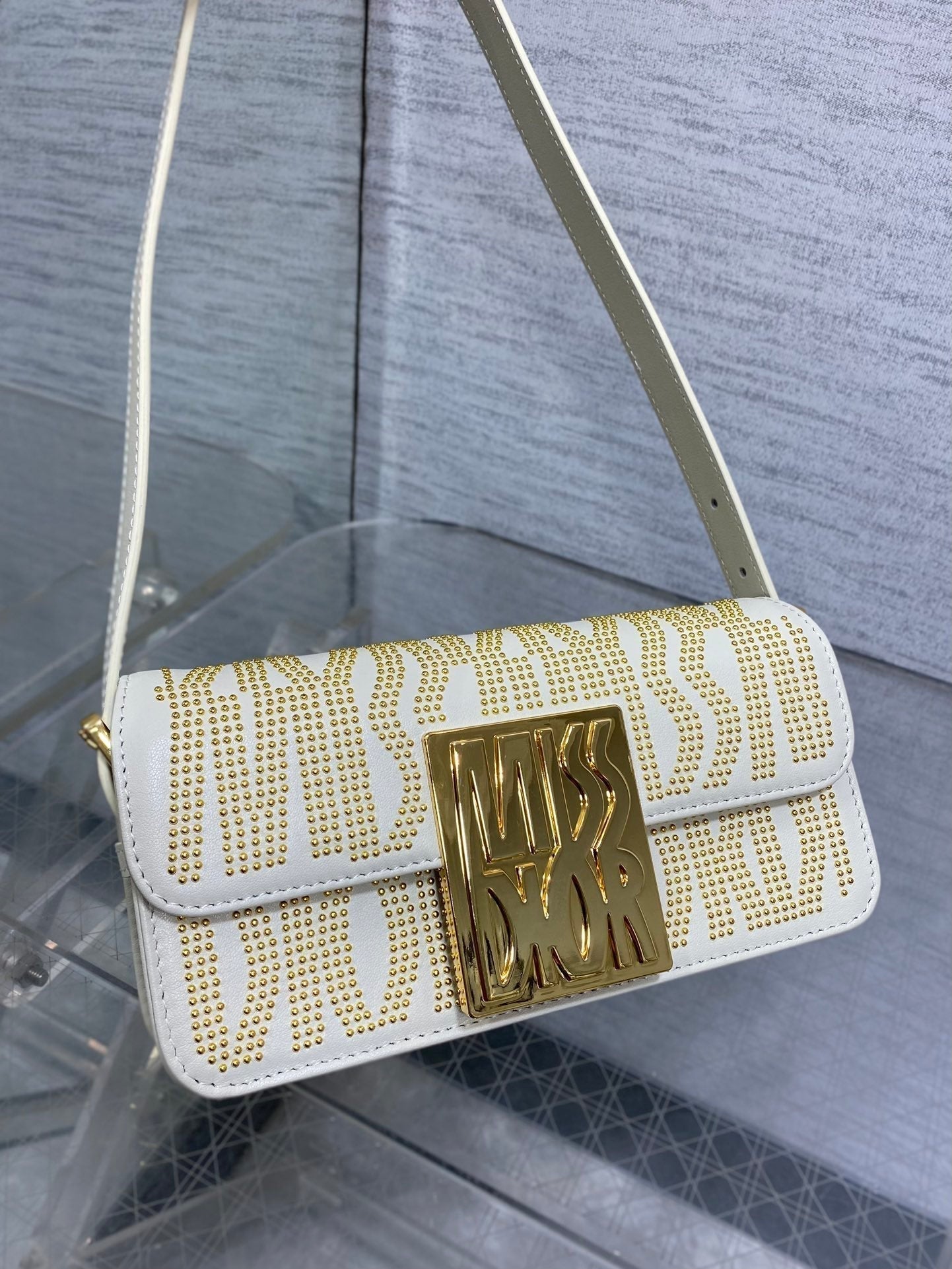 MINI 18 Klapptasche aus weißem Lammleder mit goldenen Strasssteinen