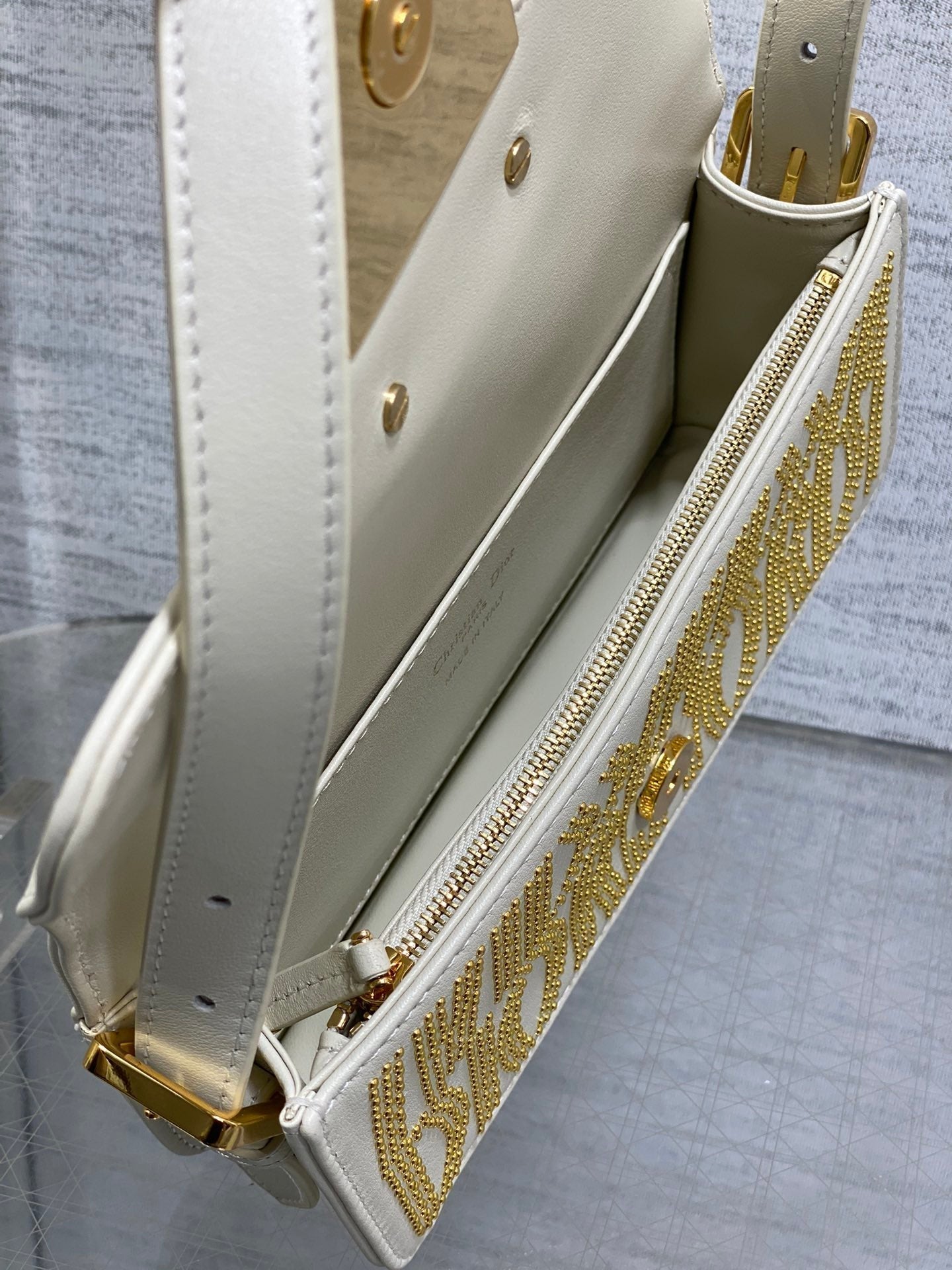 MINI 18 Klapptasche aus weißem Lammleder mit goldenen Strasssteinen