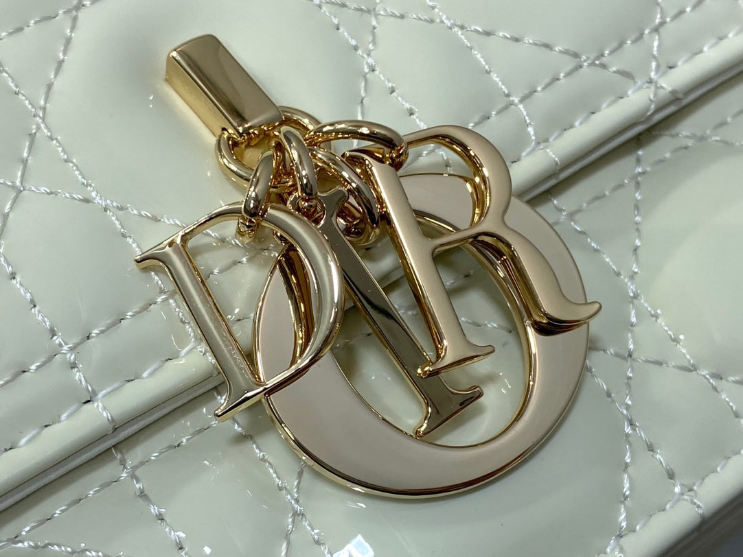 MINI-TASCHE 24 IN WEISS-CREME LACKIERTES CANNAGE-KALBLEDER